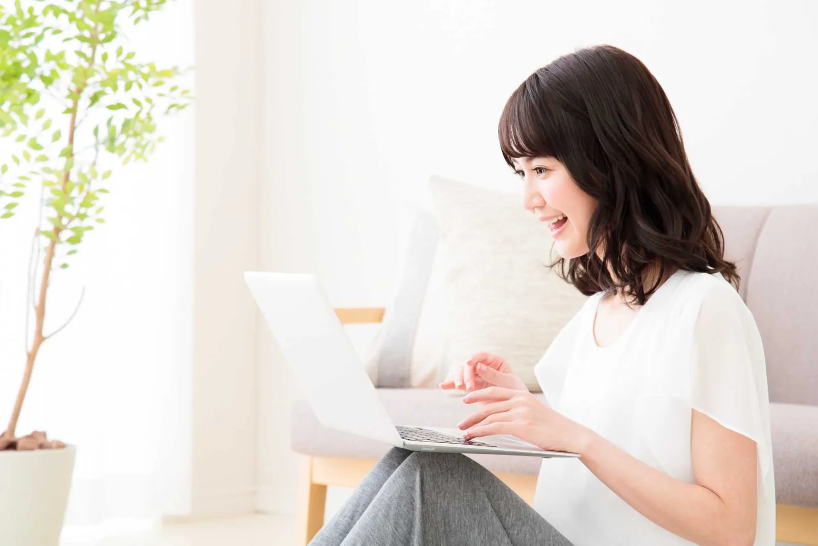 スマートフォンで検索している様子